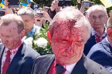 ​В Польше облили краской посла россии во время мероприятий 9 мая (видео)