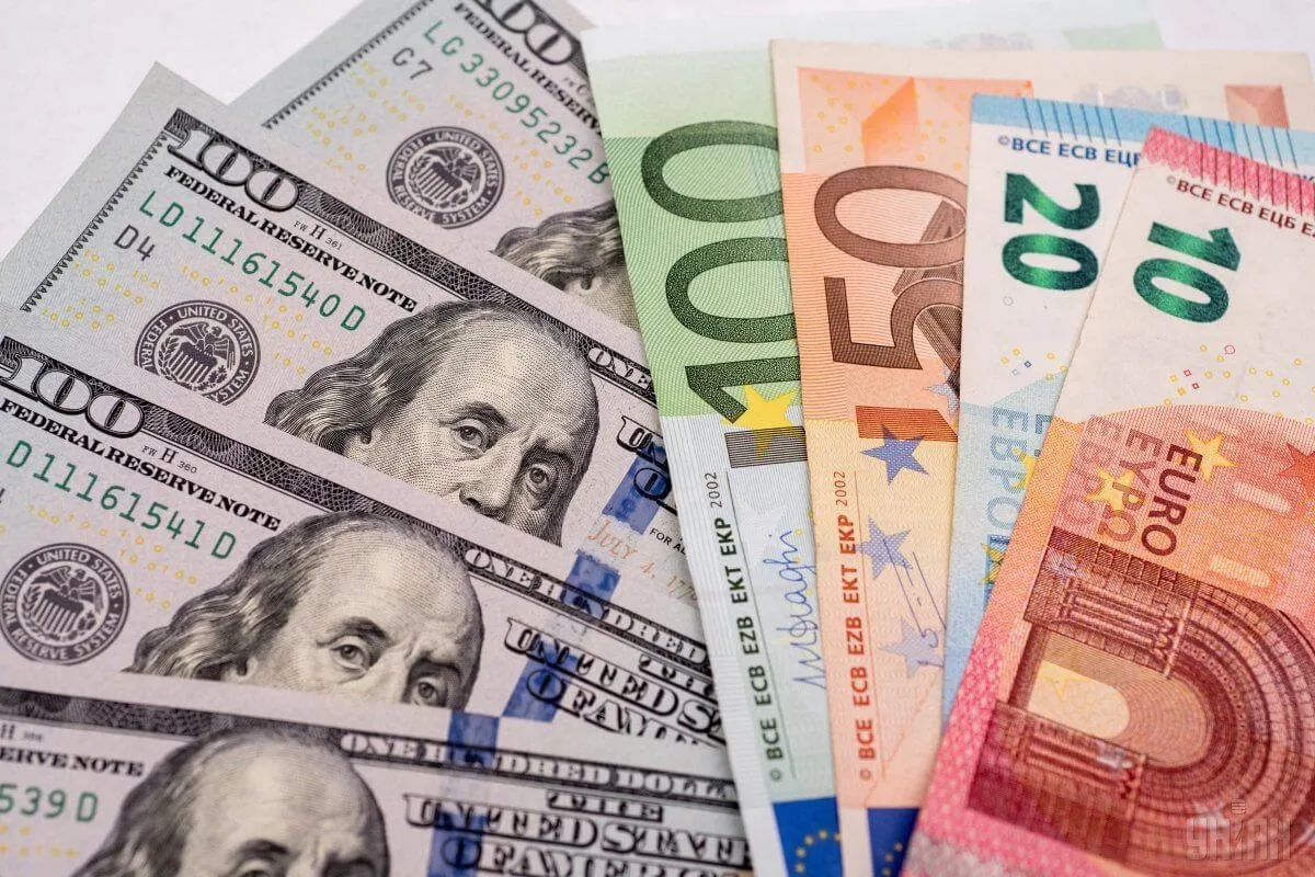 Курс валют Нацбанка на 9 августа. Доллар подешевел на 10 копеек, а евро - на 22