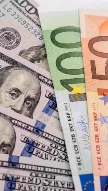 ​Курс валют Нацбанка на 9 августа. Доллар подешевел на 10 копеек, а евро - на 22
