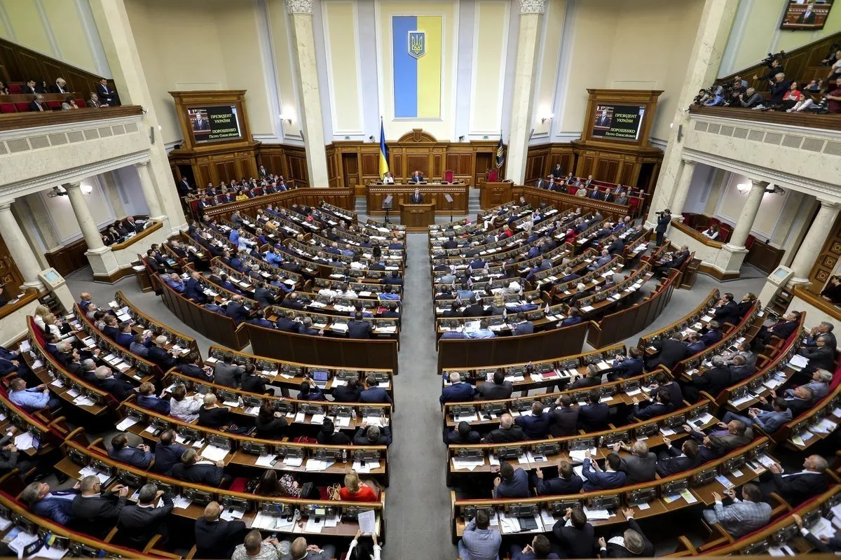 Верховна Рада України працює у режимі пленарних засідань