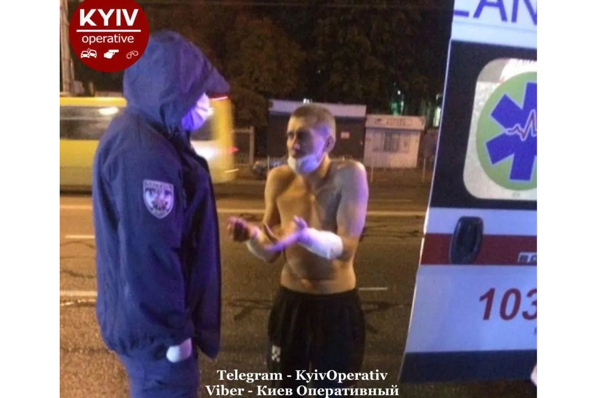 У Києві чоловік бігав по вулиці та кидався на людей