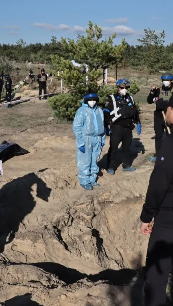 ​Поліція ексгумувала перші 20 тіл на місці масового поховання в Лимані