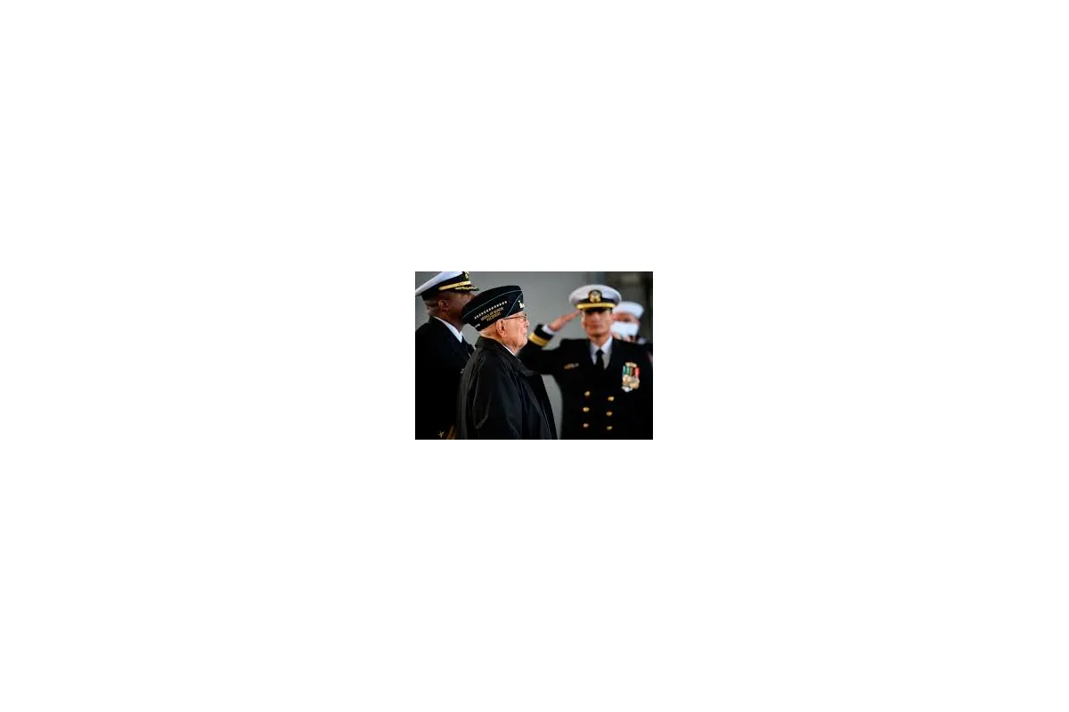 Того, хто отримав Медаль, за відвагу вітали морські піхотинці біля Меморіалу