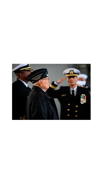 ​Того, хто отримав Медаль, за відвагу вітали морські піхотинці біля Меморіалу