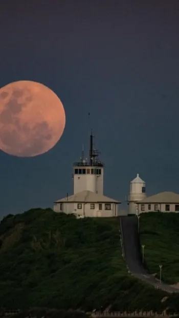 ​“Кривавий місяць”. Сьогодні мешканці Азії, Австралії та Північної Америки бачили повне місячне затемнення