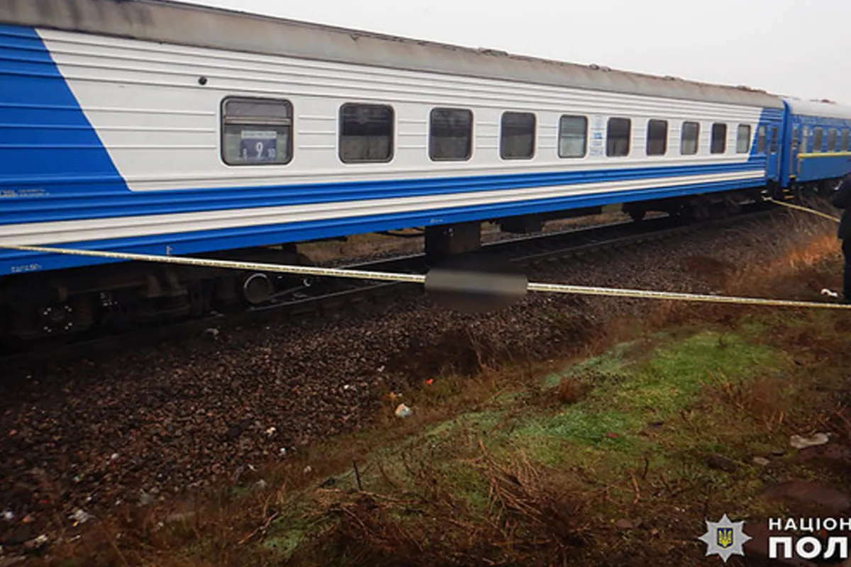 В Миколаєві неповнолітня дівчина потрапила під потяг , поліція встановлює обставини