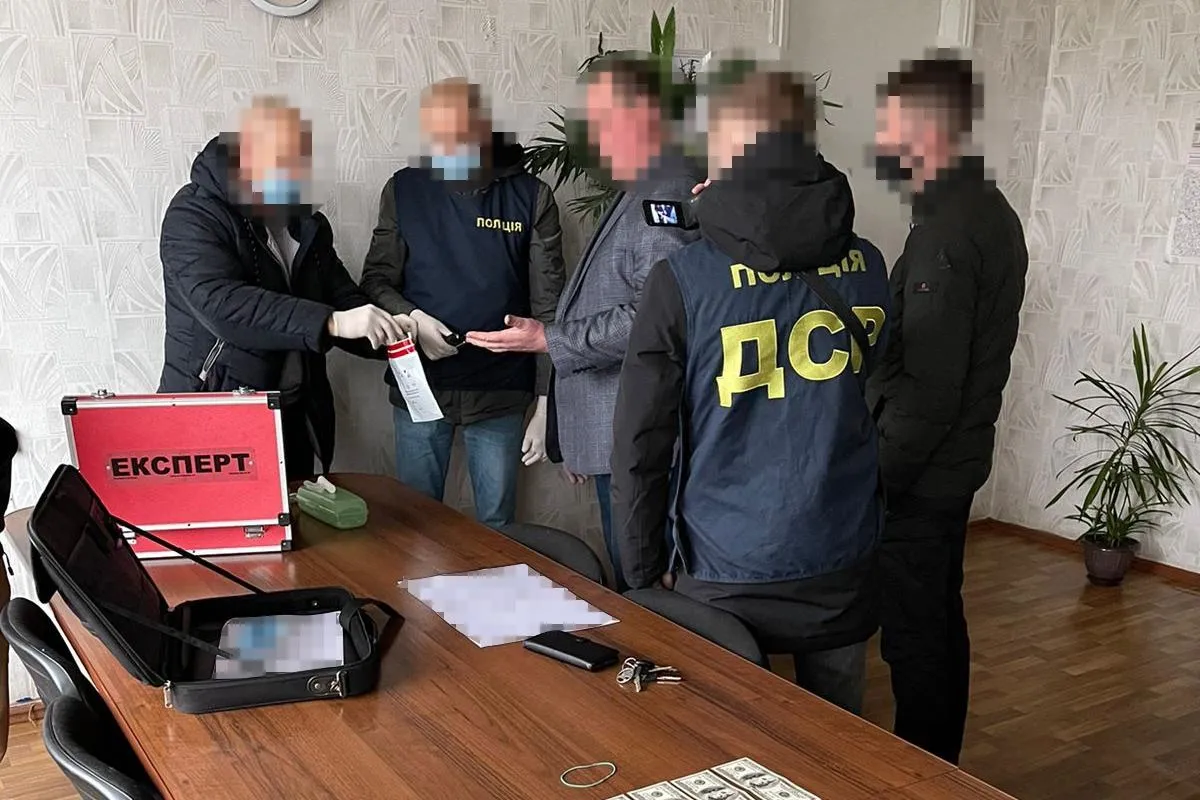 Вимагав та одержав 4 тисячі доларів США: на Черкащині поліцейські затримали голову ОТГ
