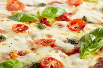 ​Доставка пиццы Днепр: Моццарела – незаменимый ингредиент итальянской пиццы 
