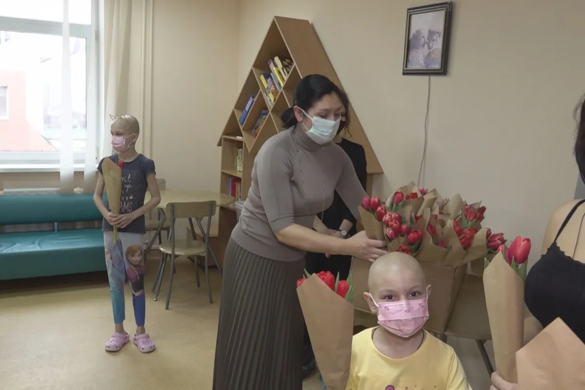 Квіти до свята 8 березня жінкам обласної дитячої клінічної лікарні