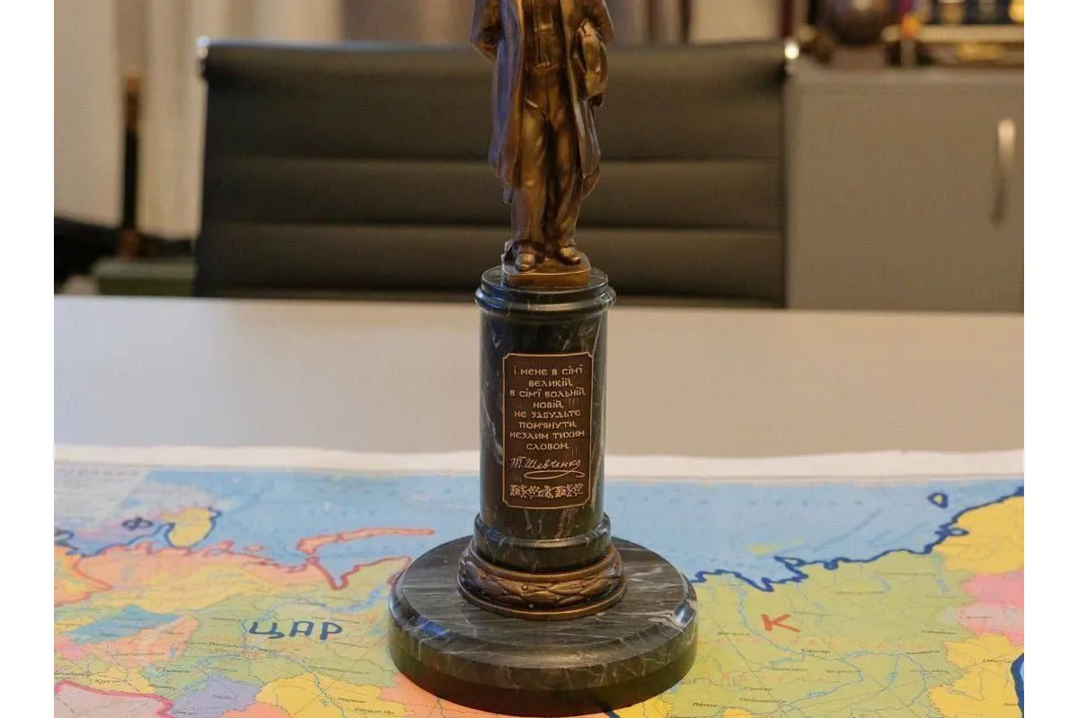  У ГУР опублікували фото статуетки Тараса Шевченка на розчленованій карті Росії