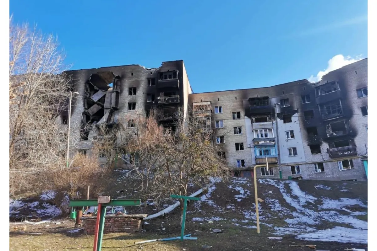 Російське вторгнення в Україну : У тимчасово окупованому Ізюмі з-під завалів п’ятиповерхового будинку, який окупанти знищили ще в першій декаді березня, знайшли тіла 44 загиблих цивільних
