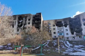 ​Російське вторгнення в Україну : У тимчасово окупованому Ізюмі з-під завалів п’ятиповерхового будинку, який окупанти знищили ще в першій декаді березня, знайшли тіла 44 загиблих цивільних