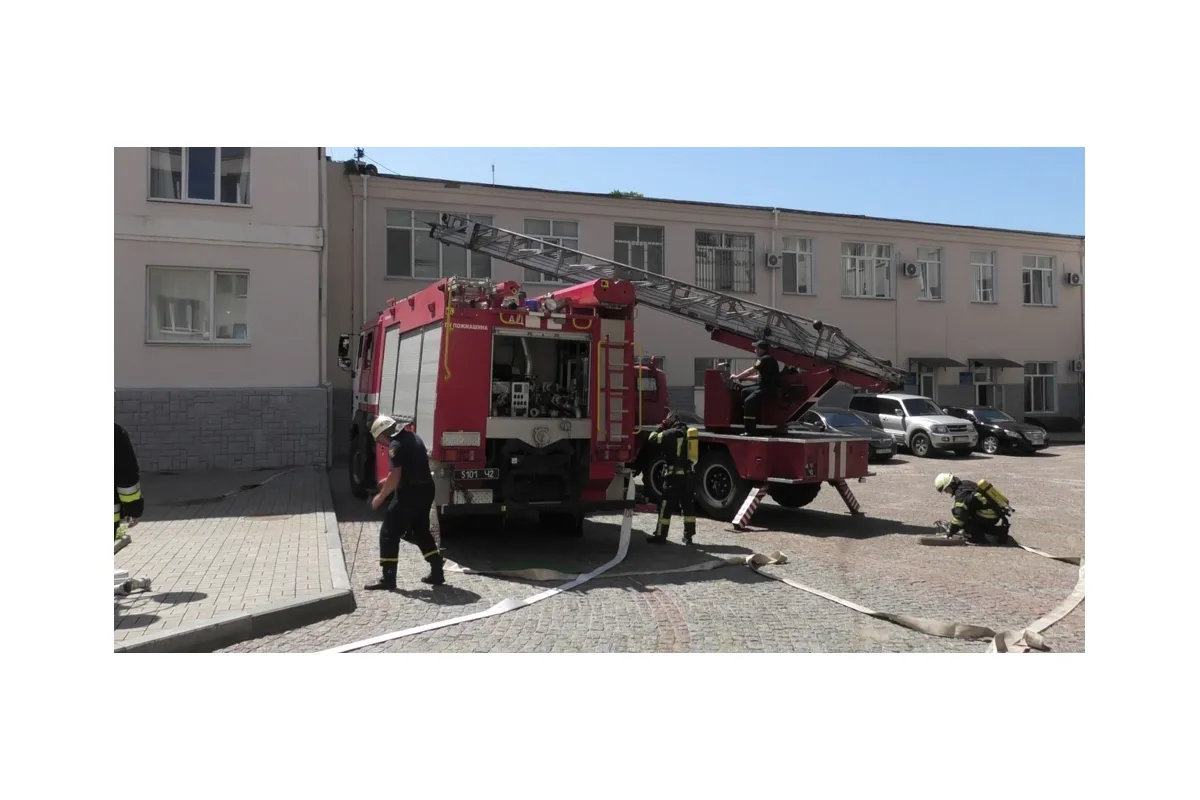 м. Херсон: пожежно-рятувальні підрозділи тренувалися гасити пожежу у адміністративній будівлі Головного управління Національної поліції