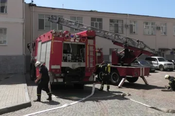 ​м. Херсон: пожежно-рятувальні підрозділи тренувалися гасити пожежу у адміністративній будівлі Головного управління Національної поліції