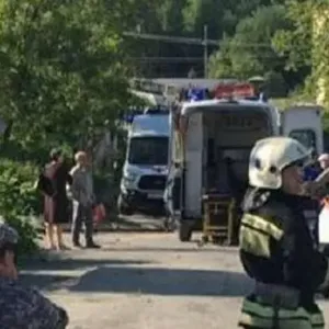 ​В России автобус протаранил ворота предприятия и влетел в группу рабочих. Погибли 6 человек, 15 ранены. Фото