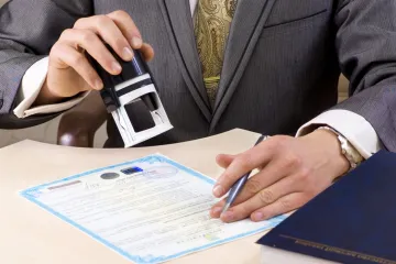 ​В Днепропетровской области мужчина по поддельному паспорту стал госрегистратором и переоформили 498 участка