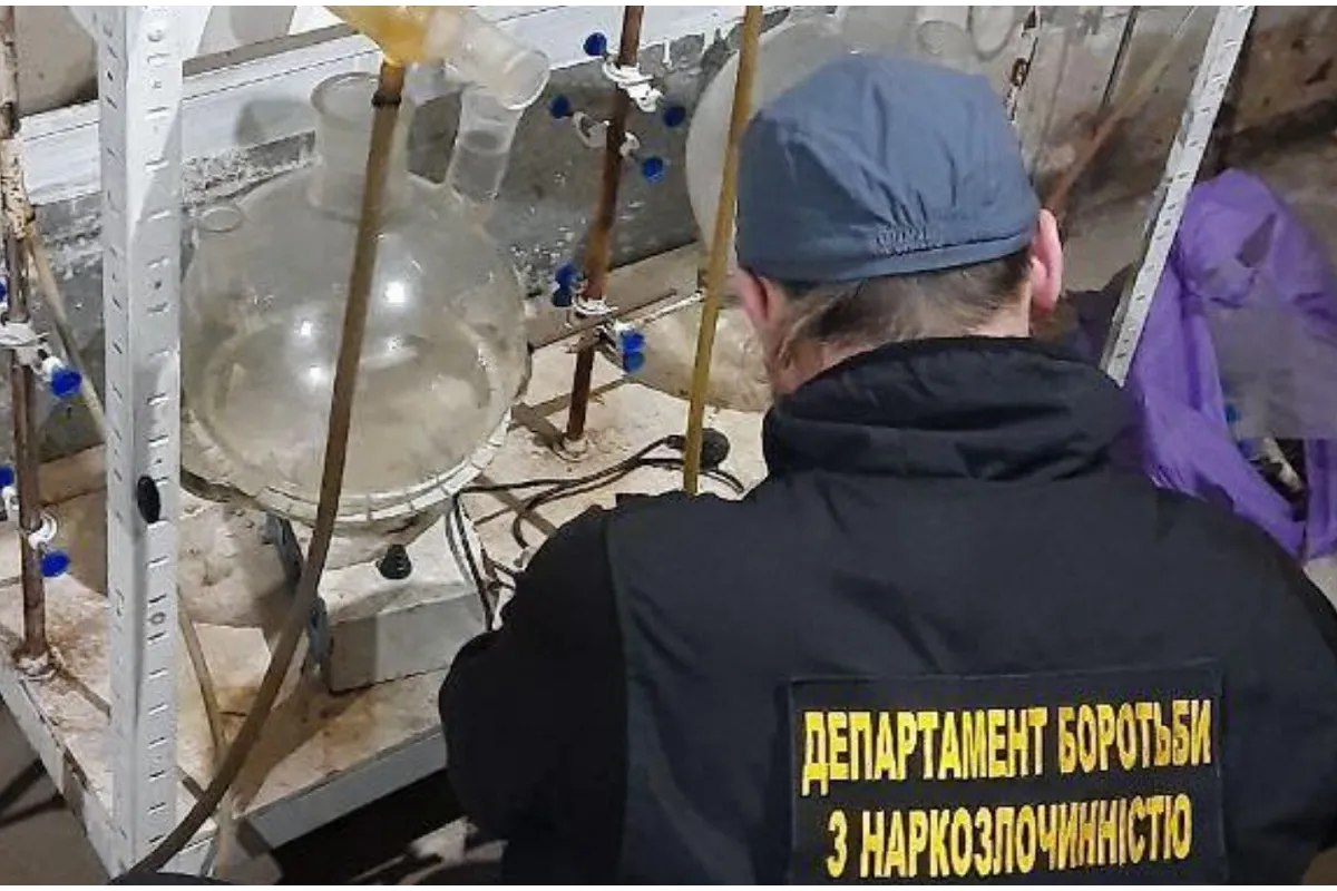 Виготовляли 60 кг «дурі» на місяць: під Черніговом накрили нарколабораторію