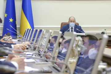 ​"В мае Украина должна выйти на работу". Премьер-министр Шмыгаль показал план завершения карантина