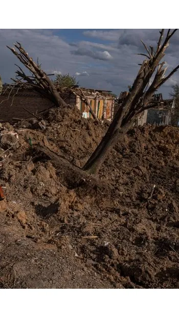 ​Російське вторгнення в Україну : У Краматорському районі на Донеччині ворог пошкодив склад з аміачною селітрою. 