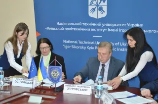 Українська Рада Миру уклала угоду з НМФ та газетою 