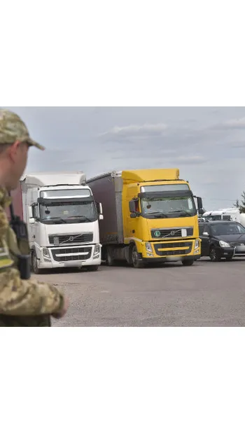 ​Держприкордонслужба дозволила вантажівкам перетинати кордон ще у двох пунктах пропуску