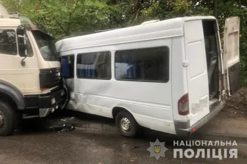 ​У Дніпрі через зіткнення з вантажівкою постраждали пасажири маршрутки