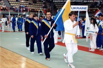 ​Фото з чемпионата  европи  з дзюдо 1993р. Афіни, Греція. Я несу прапор України, на відкритие чем-та.