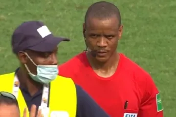 ​Два финальных свистка. В матче Тунис - Мали на поле произошел скандал (видео)