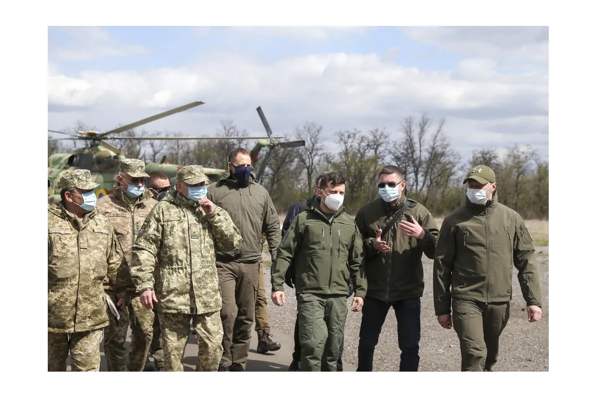 Президент ознайомився з оперативною обстановкою на передових позиціях ЗСУ на Донбасі
