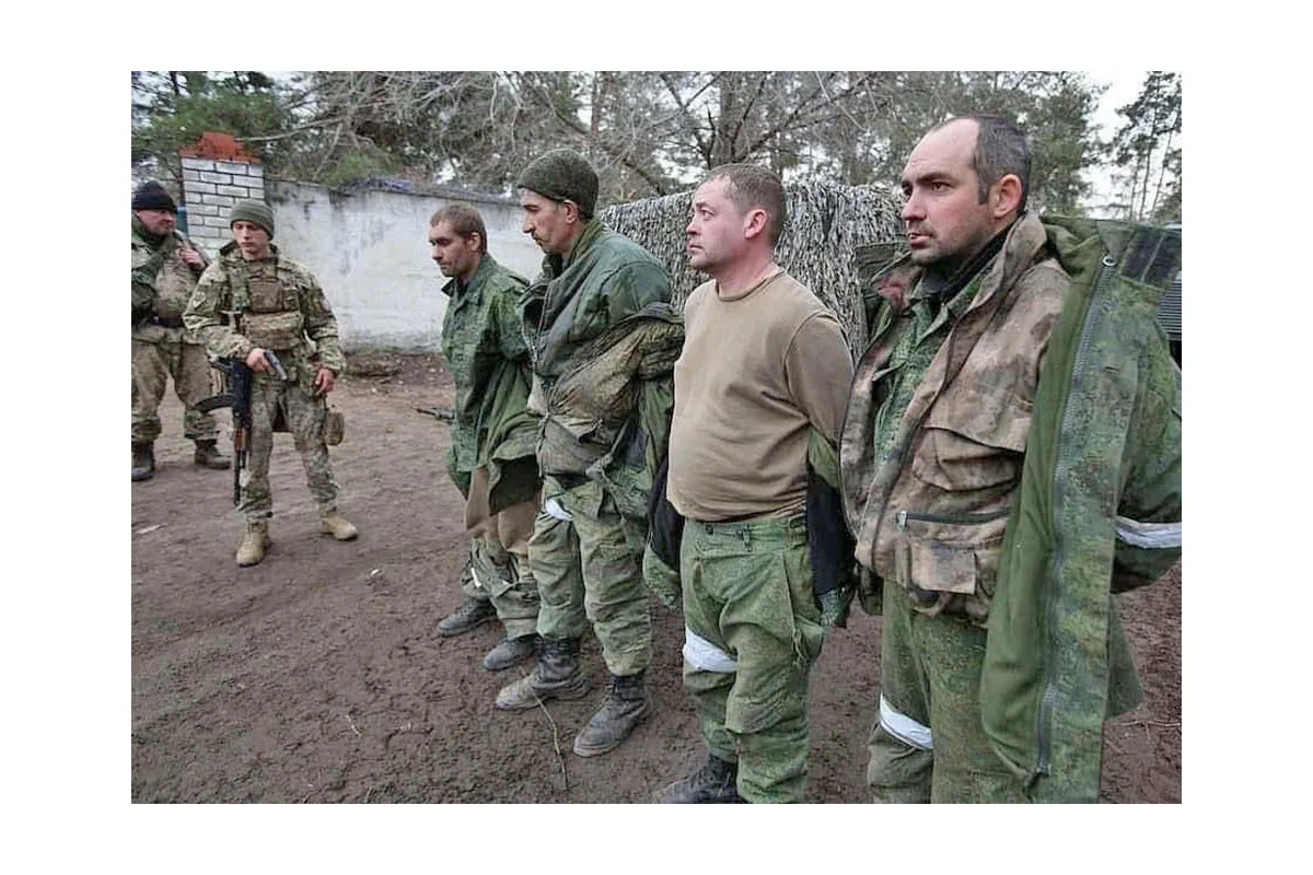 Російське вторгнення в Україну : російські загарбники у Запорізькій області вишукують чоловіків призовного віку
