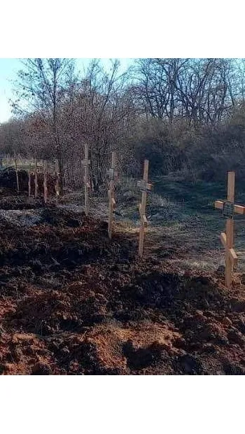 ​Російське вторгнення в Україну : На Луганщині людей ховають у дворах та братських могилах