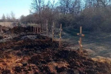 ​Російське вторгнення в Україну : На Луганщині людей ховають у дворах та братських могилах