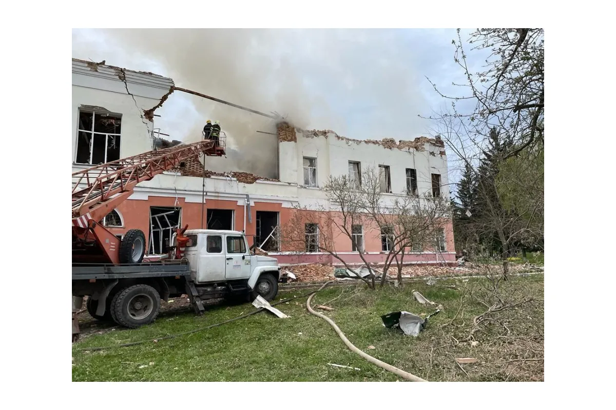 Російське вторгнення в Україну : ворожа крилата ракета влучила у заповідну частину острова Хортиця – там почалася пожежа. 