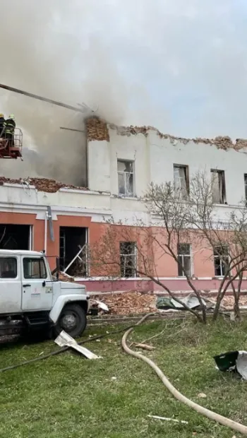 ​Російське вторгнення в Україну : ворожа крилата ракета влучила у заповідну частину острова Хортиця – там почалася пожежа. 
