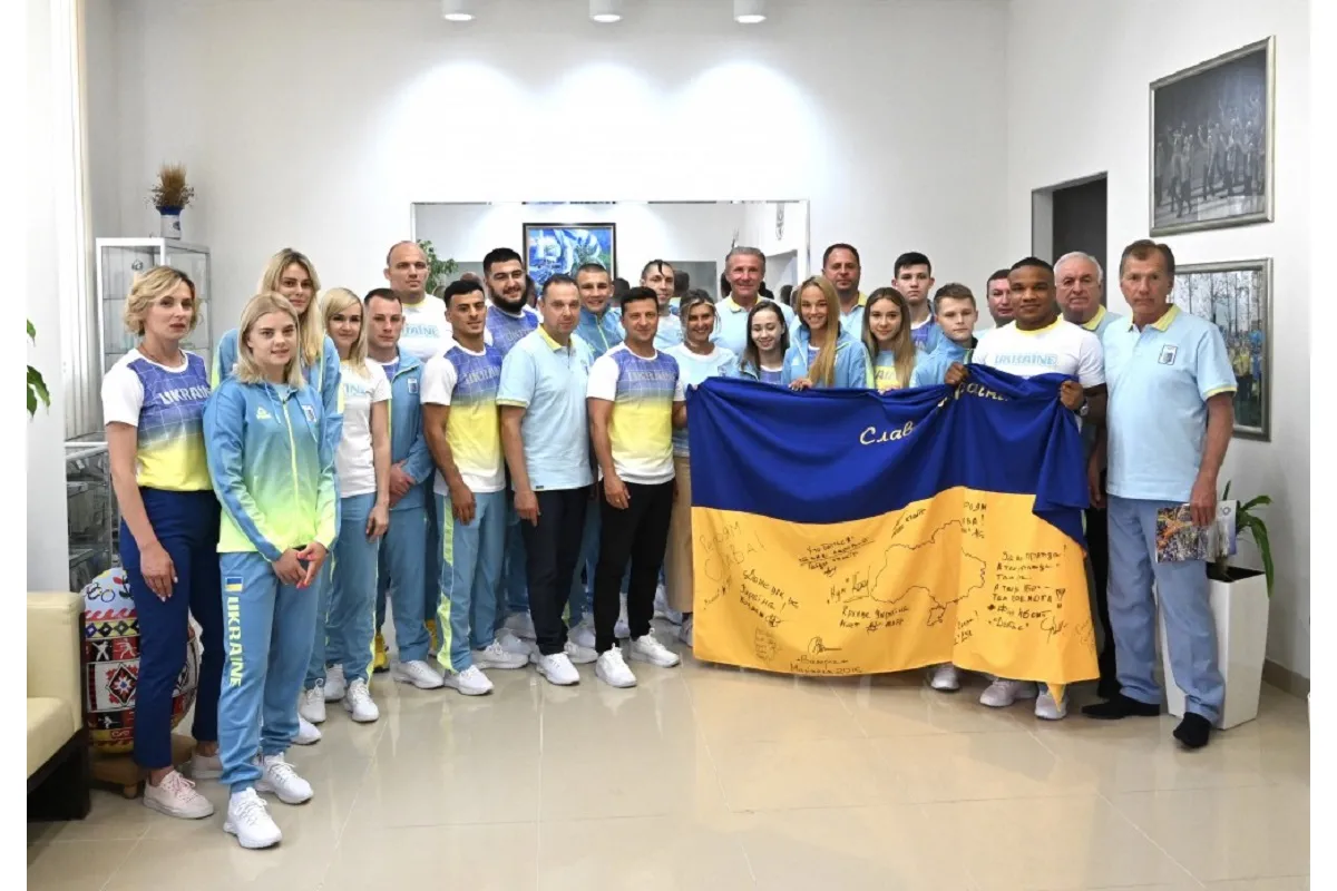 Президент Владимир Зеленский передал спортсменам-олимпийцам украинский флаг, который подписали защитники Украины