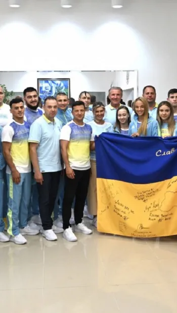 ​Президент Владимир Зеленский передал спортсменам-олимпийцам украинский флаг, который подписали защитники Украины