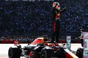 ​Ферстаппен стає чемпіоном сезону 2021, драматично перемагаючи Хемілтона у гонці Гран-прі Абу-Дабі
