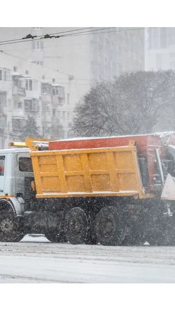 ​Київ з самого ранку замело снігом