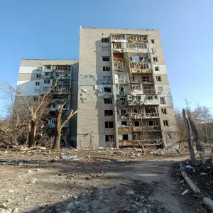 ​Понад 2,4 мільйона українців наразі живуть у пошкодженому чи зруйнованому помешканні
