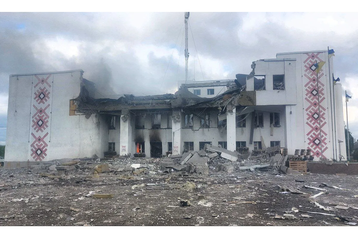 Окупанти знищили ракетним ударом Дергачівський будинок культури, а заразом і наш гуманітарний штаб 