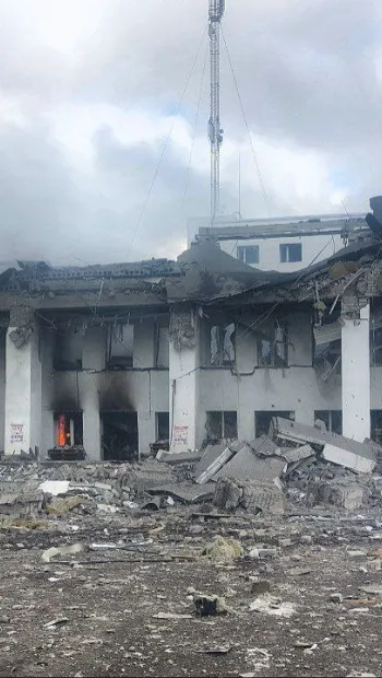 ​Окупанти знищили ракетним ударом Дергачівський будинок культури, а заразом і наш гуманітарний штаб 