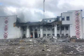 ​Окупанти знищили ракетним ударом Дергачівський будинок культури, а заразом і наш гуманітарний штаб 