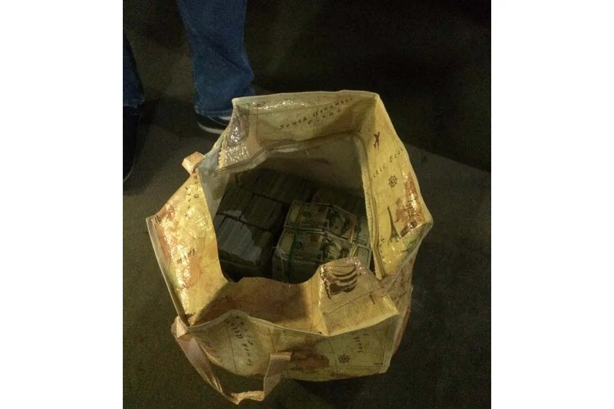 В Киеве чиновник ГФС принес для Холодницкого сумку с 6 млн долларов