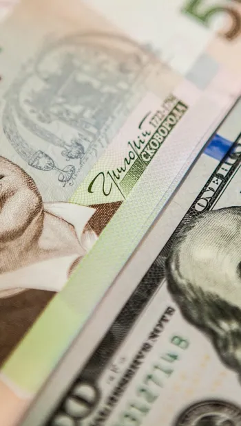​Курс Нацбанка на 13 июля. Доллар в Украине подешевел на 3 копейки, а евро - на 6