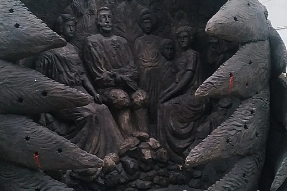 У Криму демонтували скульптуру родини Романових