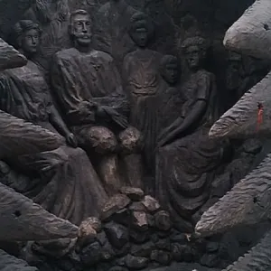 ​У Криму демонтували скульптуру родини Романових