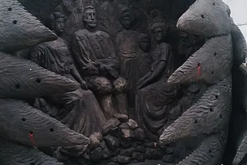 ​У Криму демонтували скульптуру родини Романових