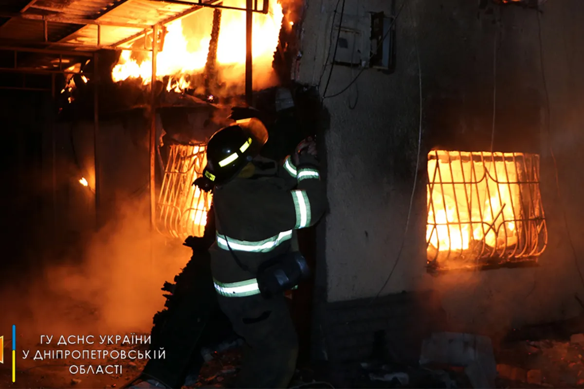 Пожежа у двоповерховому будинку в Дніпрі: вигоріло майже вщент