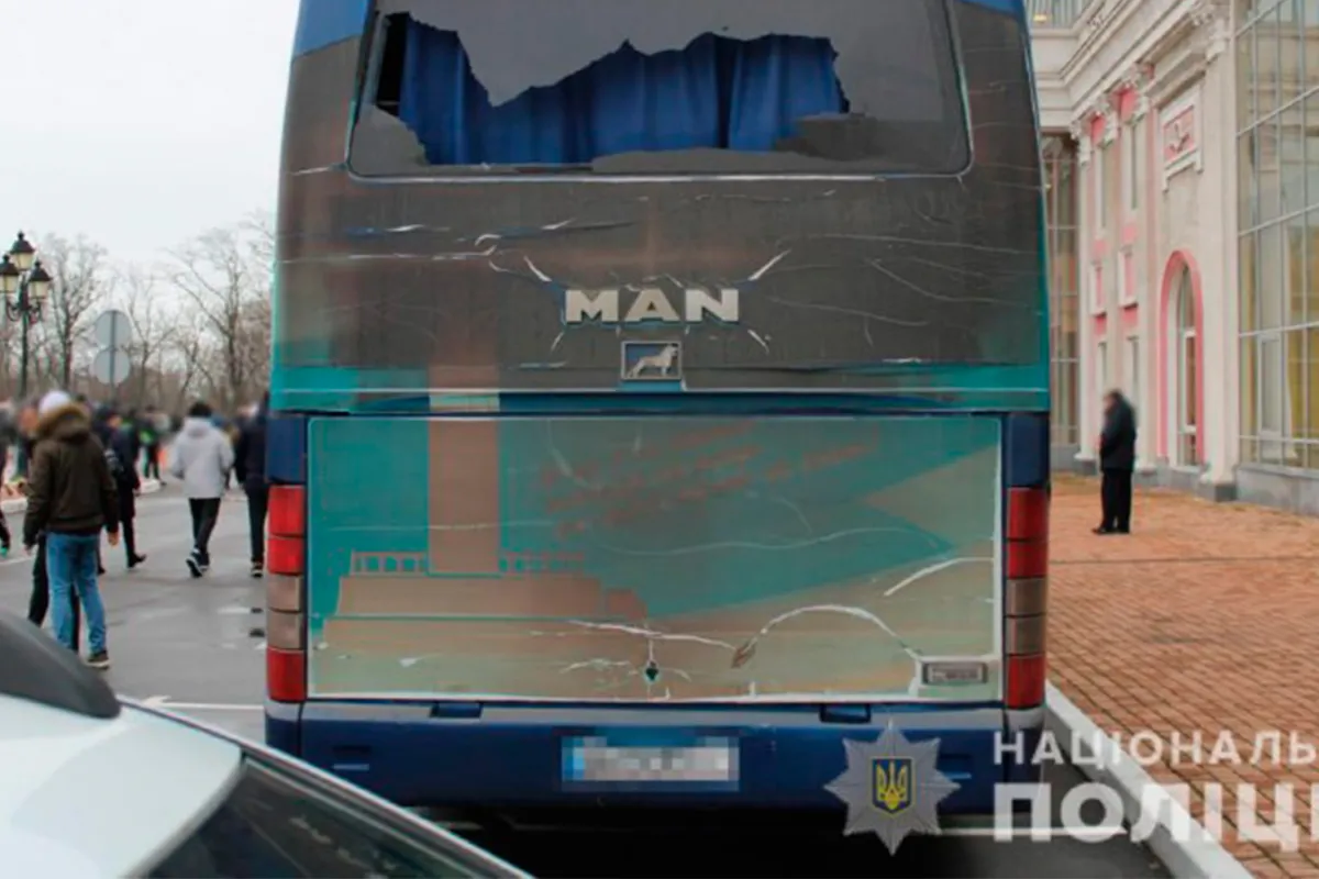 Автобус одеського футбольного клубу закидали камінням та димовими шашками