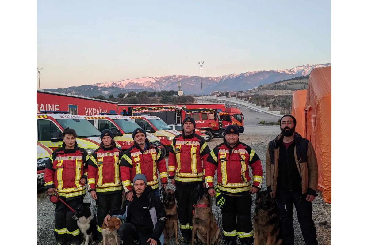 Українські рятувальники продовжують пошуково-рятувальні роботи у Туреччині